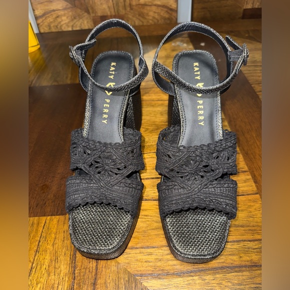 NWT KATY PERRY HTE MEADOW UPPER CROCHET BLACK SANDALS PLATFORM  SIZE 9.5 - Picture 5 of 6